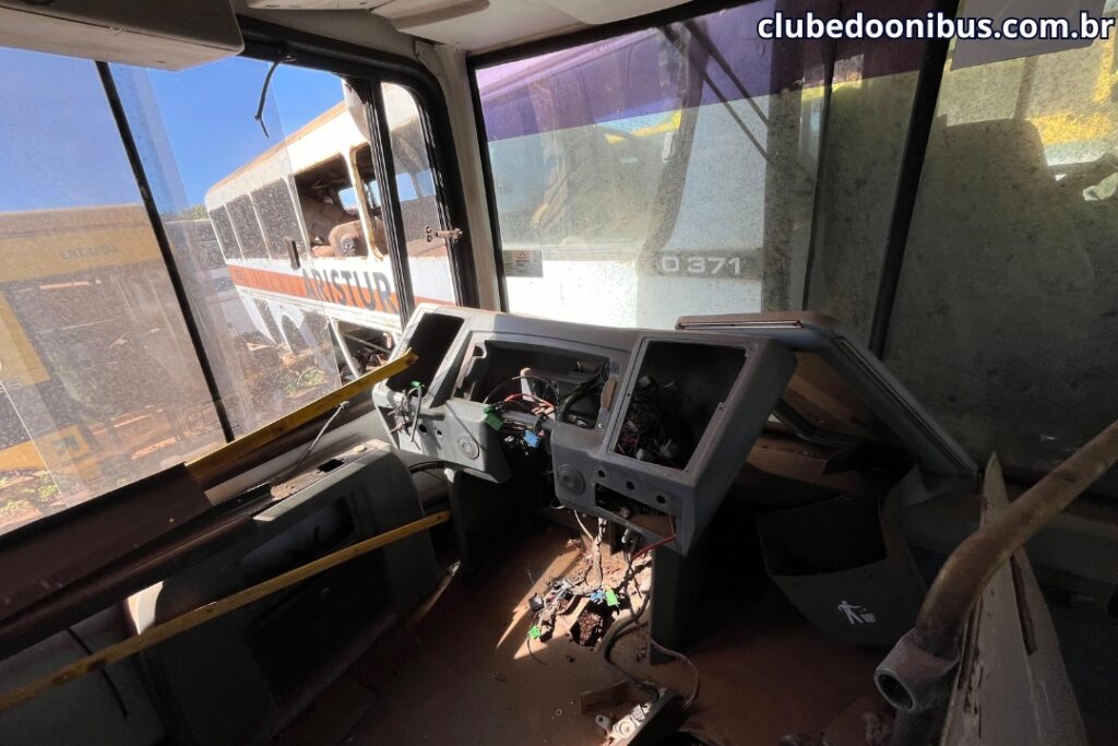 Ônibus Articulado da Volvo sendo desmanchado 