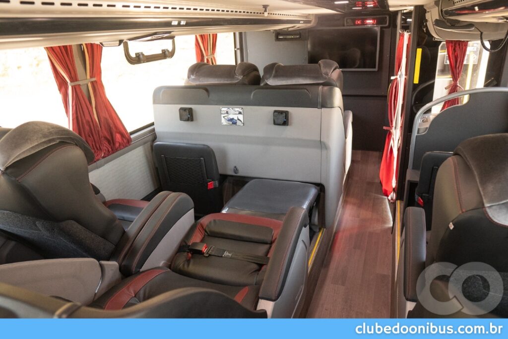 O ÔNIBUS DO ESPORTE CLUBE VITÓRIA CONTA COM POLTRONAS LEITO CAMA NO PISO INFERIOR | FOTO: MARCOPOLO