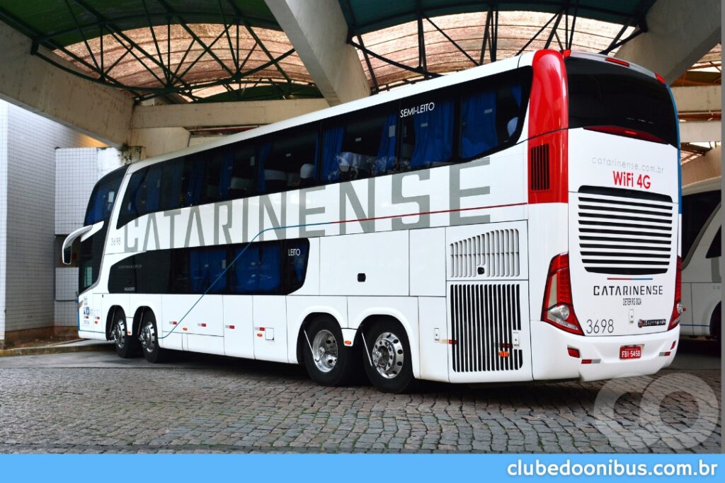 ÔNIBUS DA AUTO VIAÇÃO CATARINENSE PARADO NA RODOVIÁRIA DE JOINVILLE 