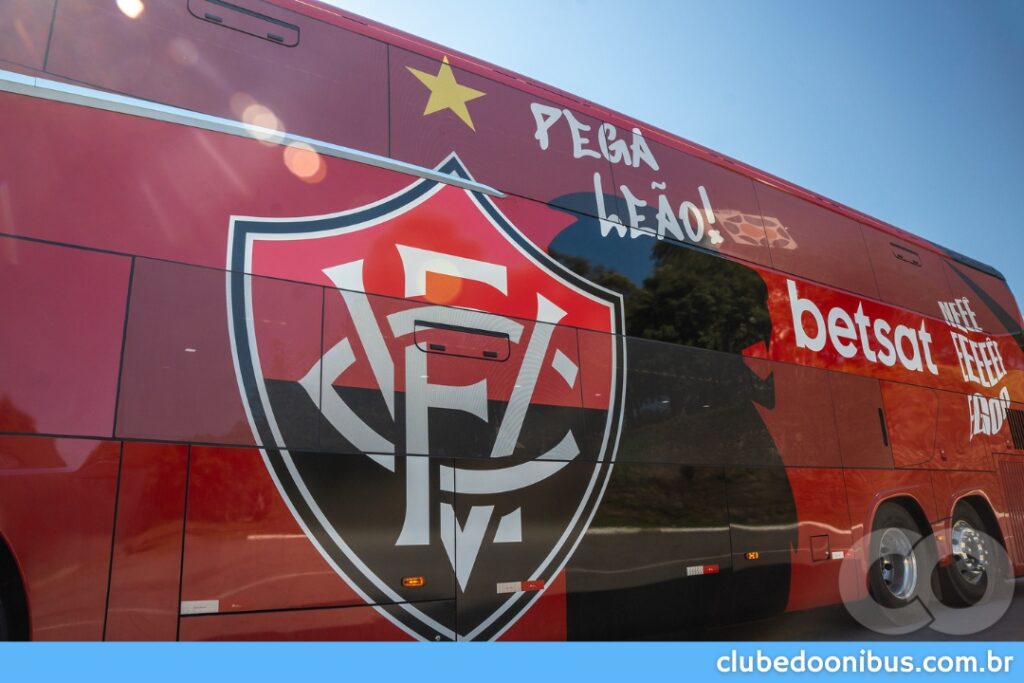 ESCUDO DO TIME DO VITÓRIA ESTAMPADO NA LATERAL DO VEÍCULO | FOTO: MARCOPOLO 