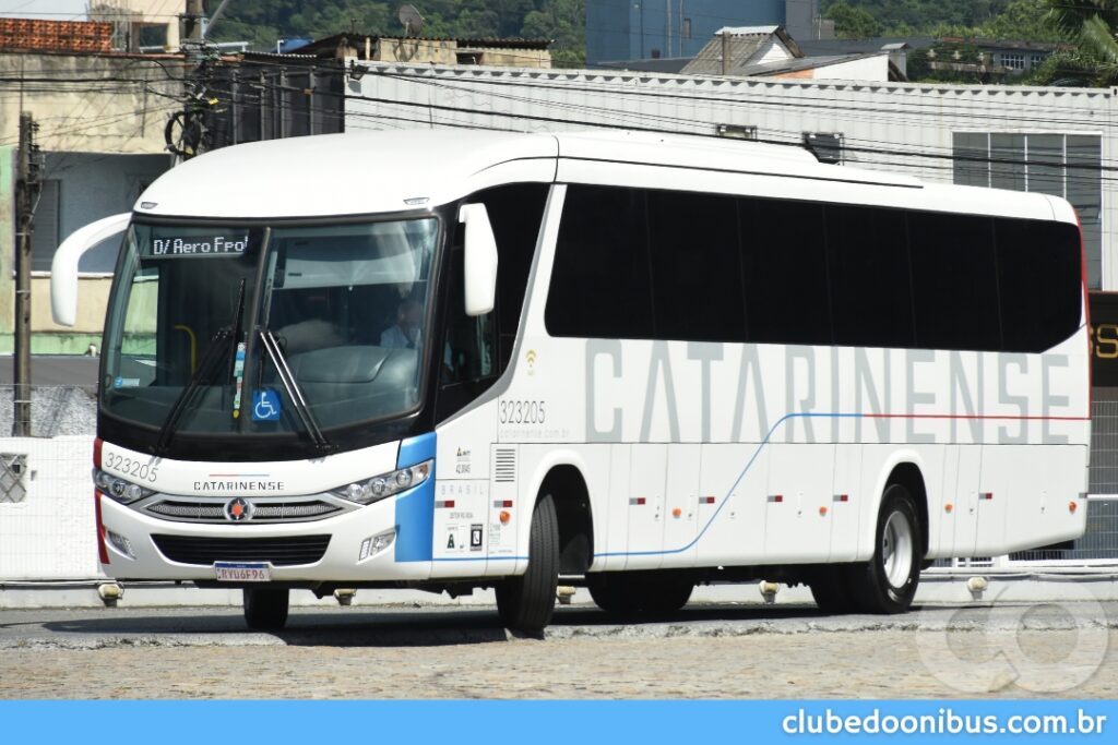 ÔNIBUS DA AUTO VIAÇÃO CATARINENSE COM CHASSI MERCEDES BENZ OF-1721 