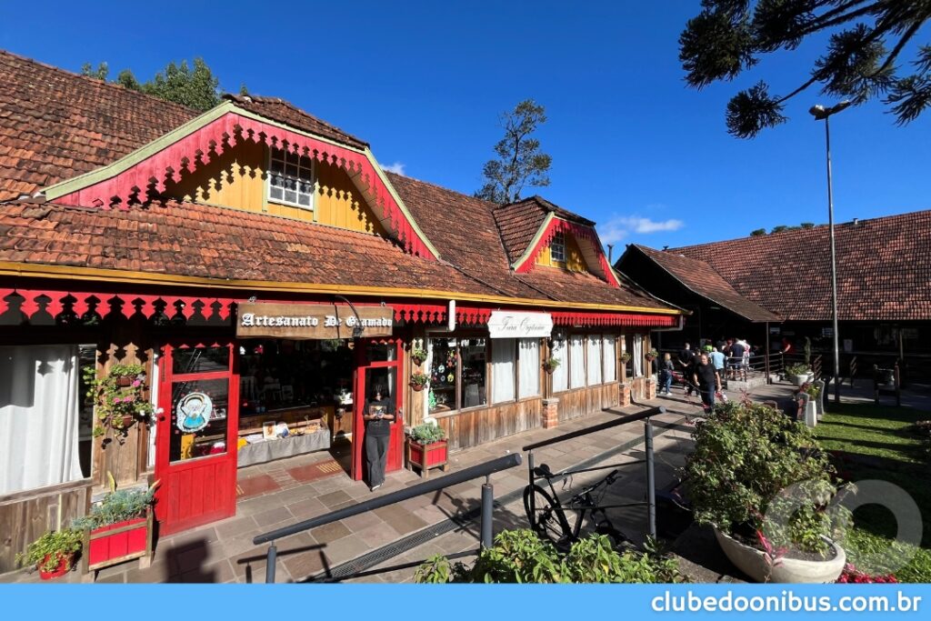 Fazendo uma Viagem para Gramado de ônibus, assim que chegar na rodoviária você já encontrará uma feirinha de artesanato 