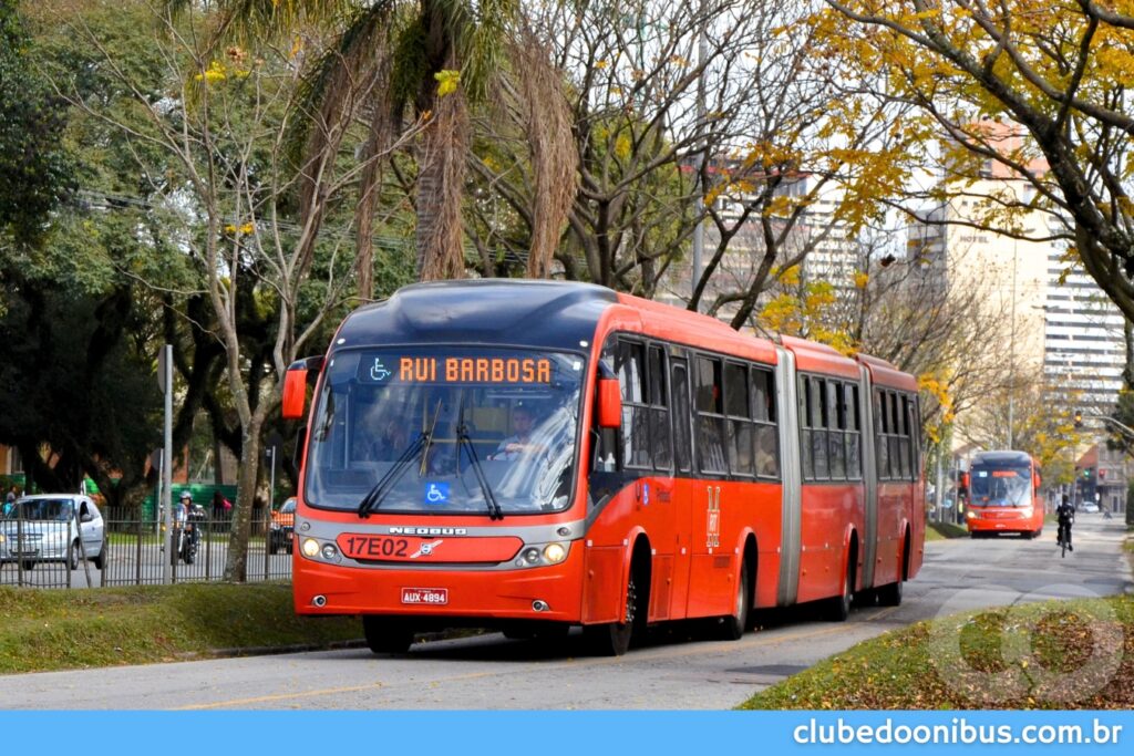 ÔNIBUS PASSA NA FRENTE DA RODOVIÁRIA DE CURITIBA 