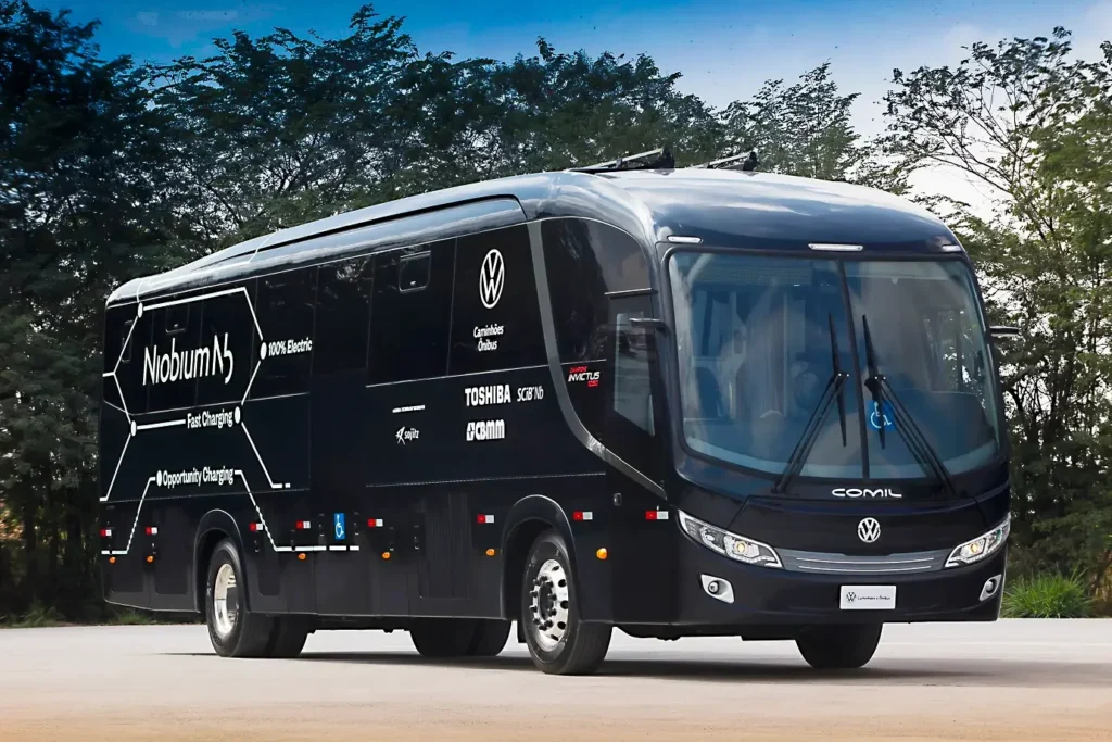 ÔNIBUS ELÉTRICO VOLKSWAGEN MOVIDO A BATERIA DE LITIO COM NIÓBIO 