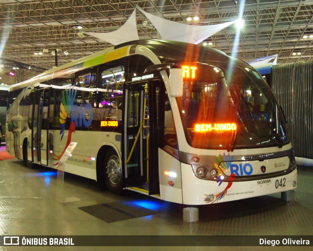 Foto do Neobus Mega BRS exposto na FetransRio 2012 