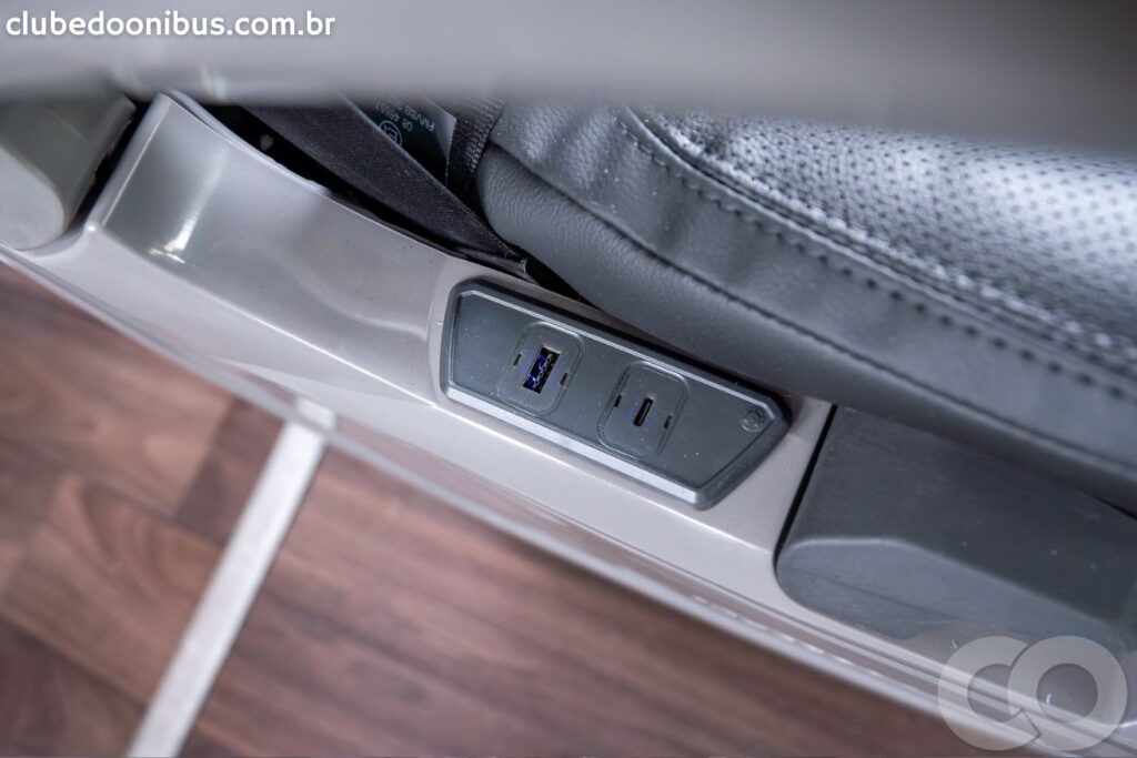 conforto em viagens de ônibus Tomada USB Ônibus Marcopolo G8