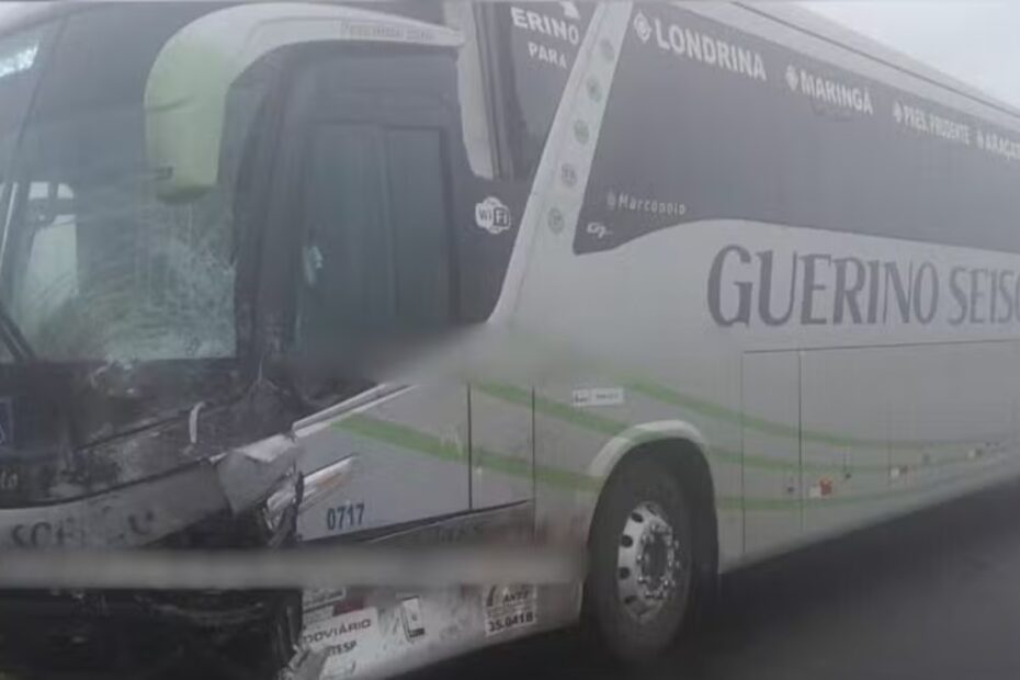 Ônibus da Guerino Seiscento se envolve em acidente