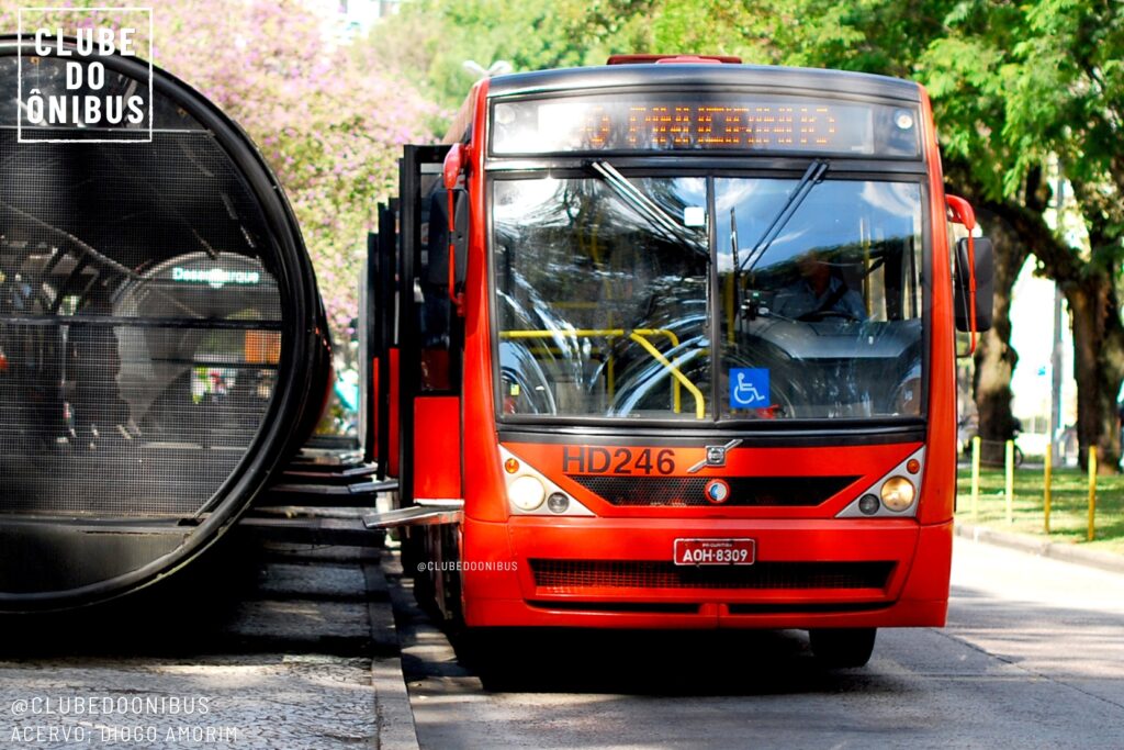 Ônibus biarticulados de Curitiba